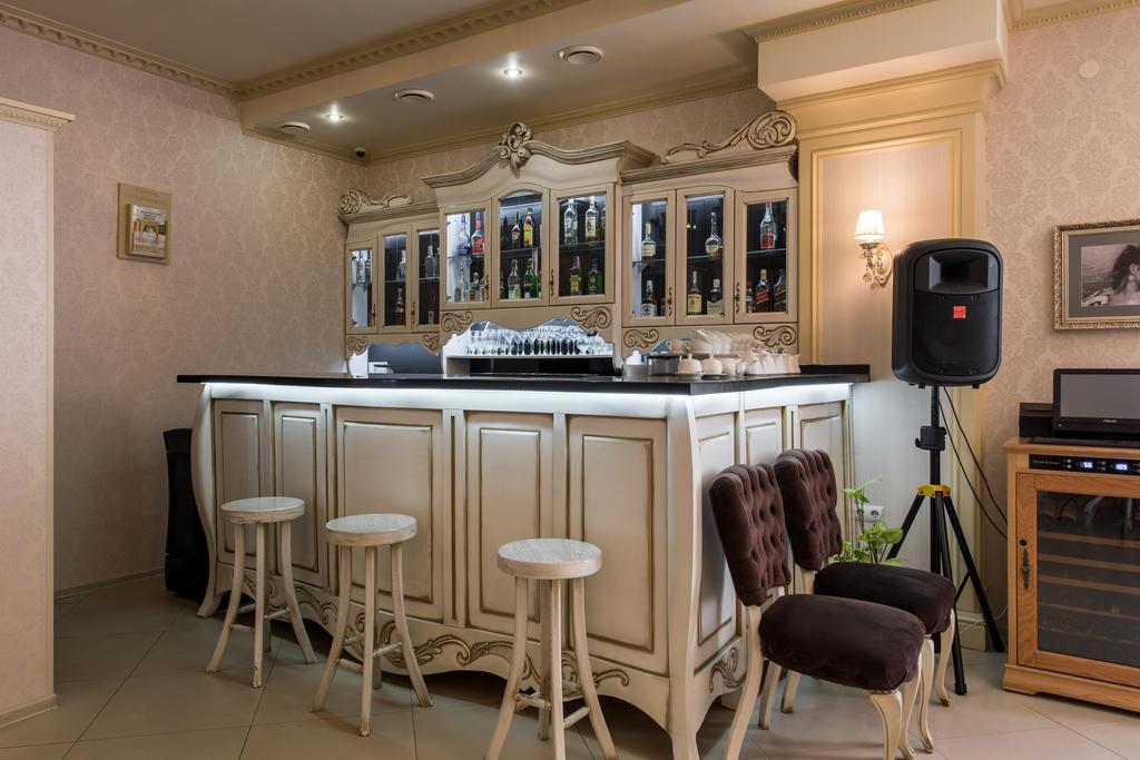 Premium Hotel Chernivtsi Ngoại thất bức ảnh