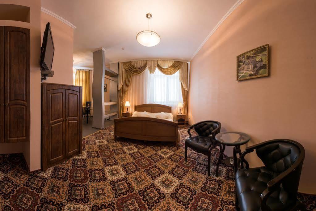 Premium Hotel Chernivtsi Ngoại thất bức ảnh